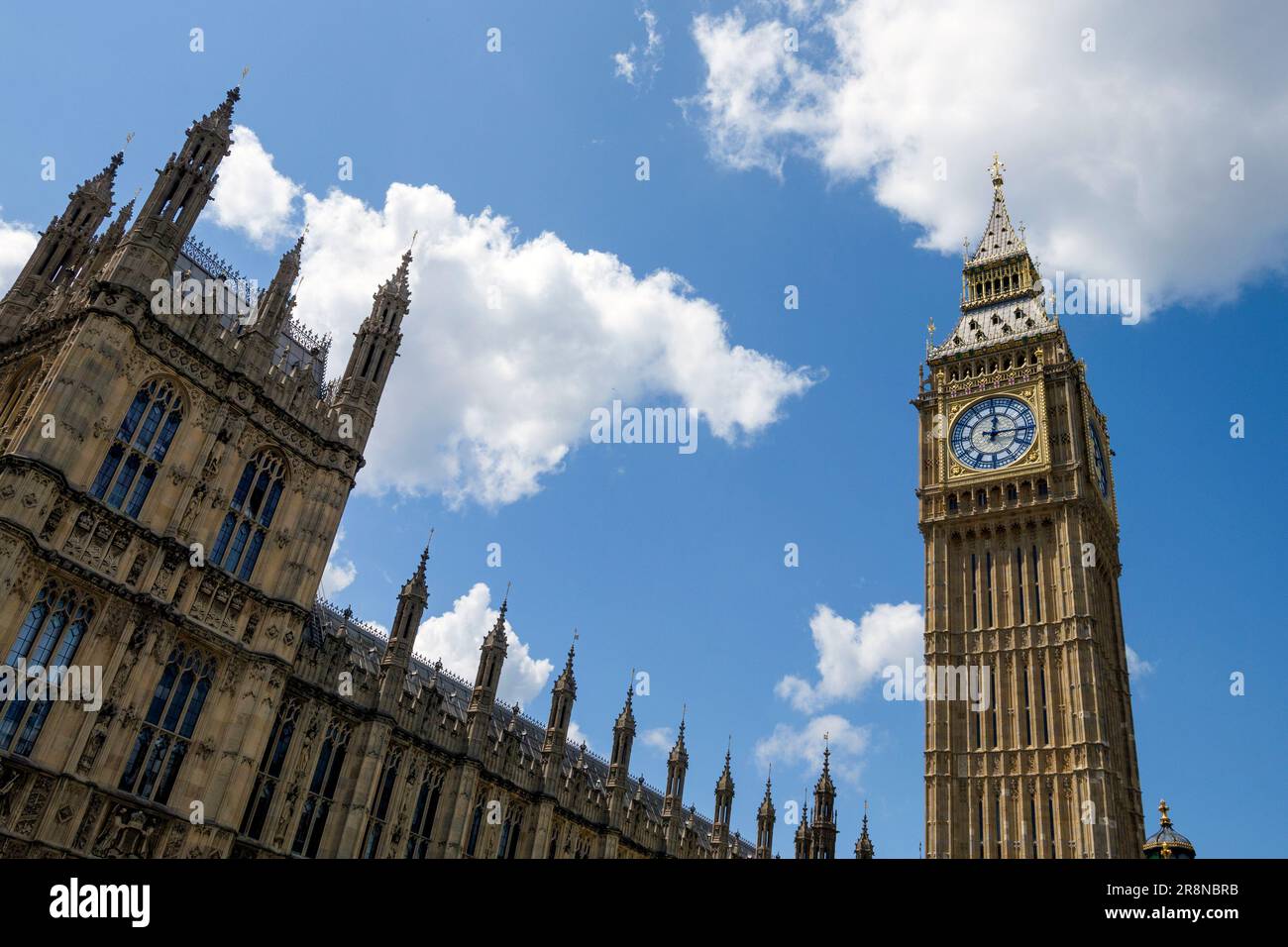 Der Palast des Elizabeth Tower von Westminster, allgemein bekannt als Big Ben, ist an einem Sommertag zu sehen. 21. Juni 2023 Stockfoto