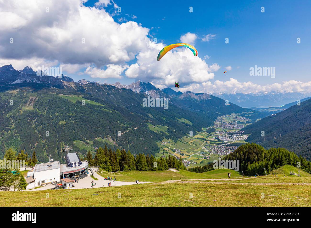 Gleitschirmfliegen an der Panorama-Seilbahn Elfer nahe der Elferspitze, den Stubai-Alpen, dem Stubai-Tal, Tirol, Österreich Stockfoto