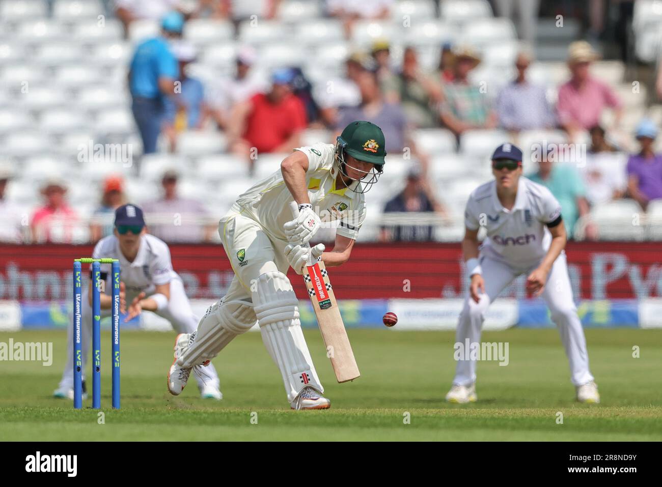 Nottingham, Großbritannien. 22. Juni 2023. Beth Mooney aus Australien lässt den Ball wegen eines Missgeschehens spielen und geht beim Metro Bank Women's Ashes 2023-Spiel England gegen Australien auf der Trent Bridge, Nottingham, Großbritannien, am 22. Juni 2023 (Foto von Mark Cosgrove/News Images) in Nottingham, Großbritannien, am 6./22. Juni 2023. (Foto: Mark Cosgrove/News Images/Sipa USA) Guthaben: SIPA USA/Alamy Live News Stockfoto