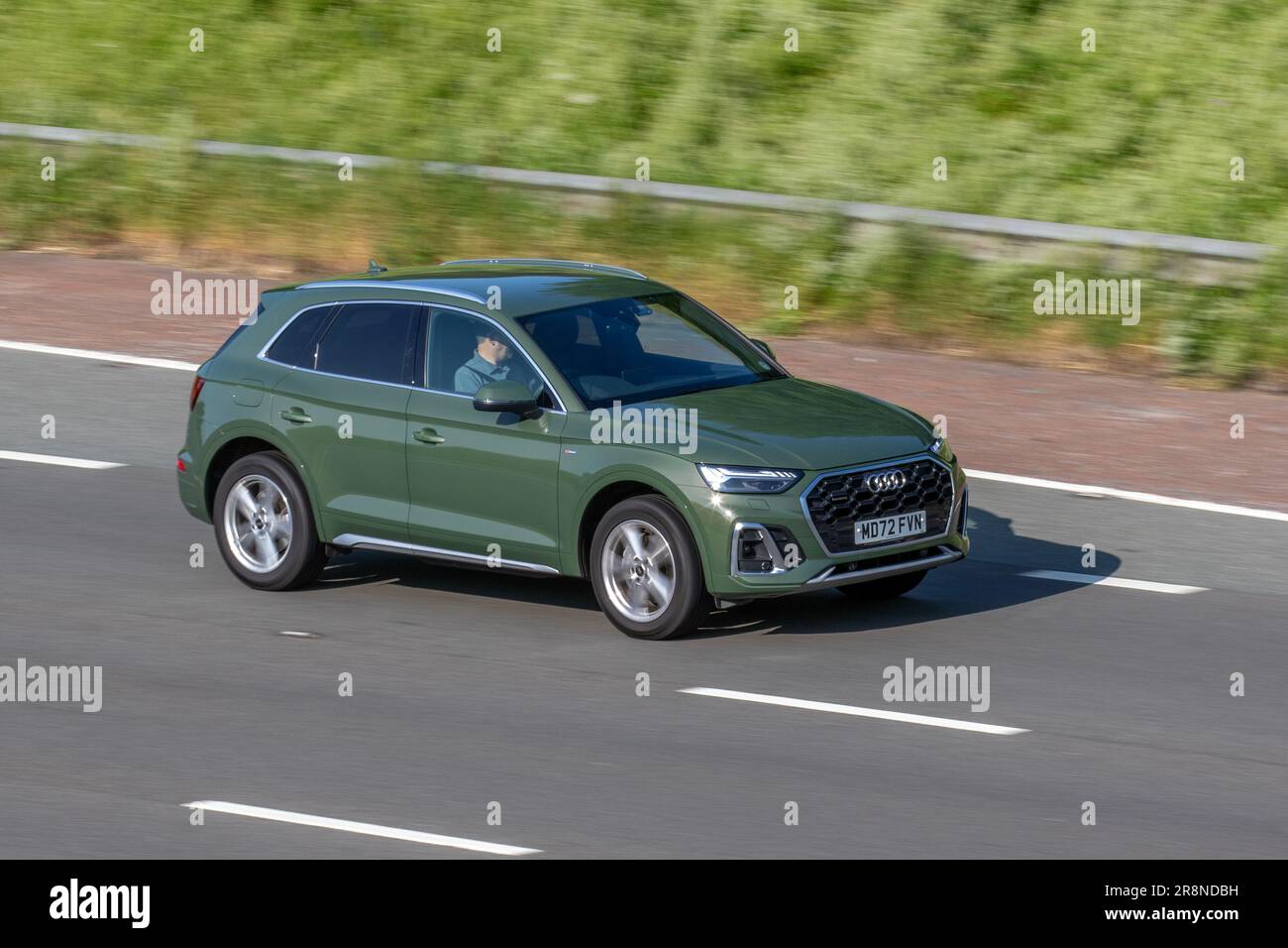 2023 Green Audi Q5 S Line 40 TDI Mhev Quat S-A, 40 TDI 204 Quattro 12V MHEV S Tronic Auto Start/Stop, SUV Diesel 1968 cc Electricity; Fahrt auf der Autobahn M6 UK Stockfoto