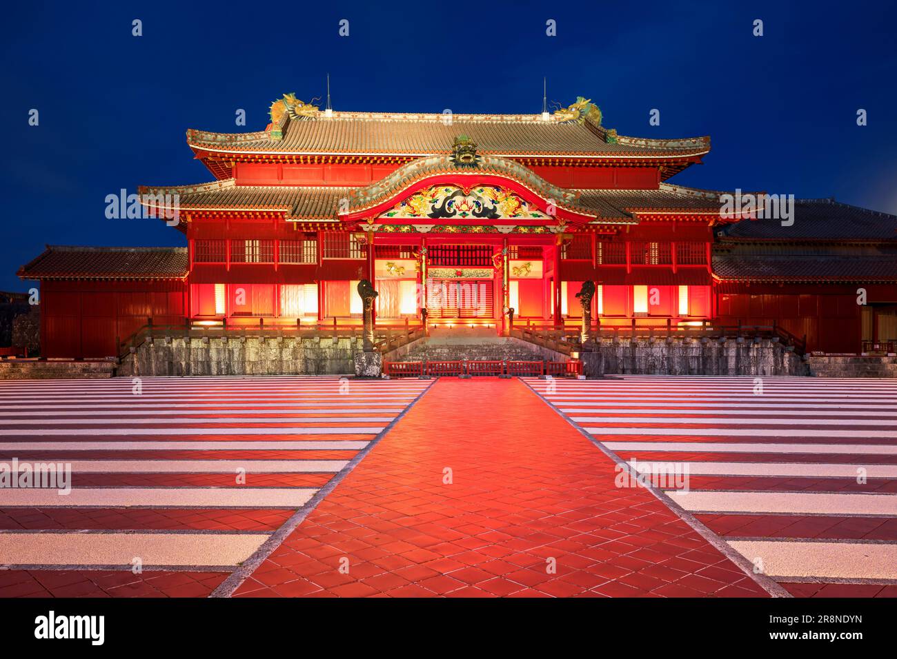 Nachtsicht auf die Haupthalle von Shurijo Stockfoto