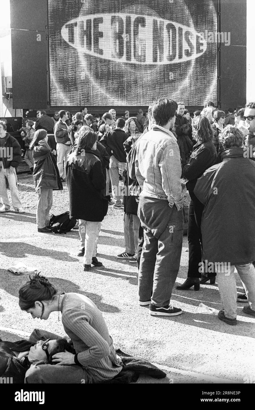 Die Menge auf dem BBC Big Noise Festival in Cardiff Bay, Cardiff, Wales, Großbritannien, am Sonntag, den 11. Mai, 1997. Foto: Rob Watkins Stockfoto