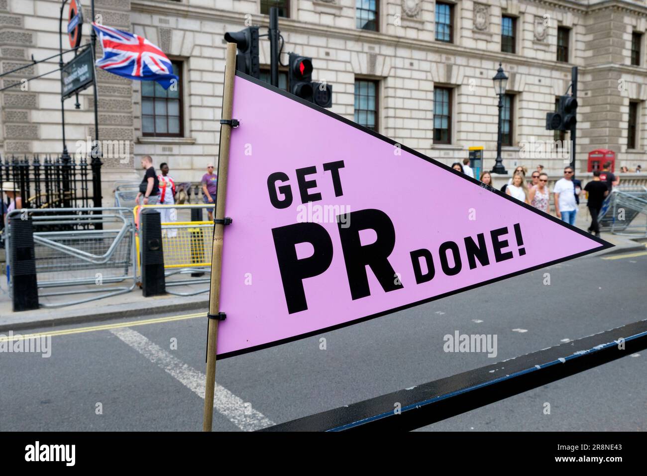 Ein Schild, auf dem ein PR-System mit proportionaler Stimmabgabe für britische Parlamentswahlen gefordert wird, ist vor den Houses of Parliament in Westminster abgebildet Stockfoto