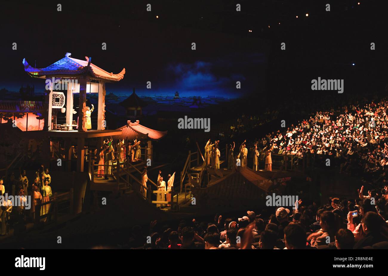 Chongqing, Chinas Provinz Henan. 29. April 2023. Touristen genießen eine Vorstellung im „Unique Henan: Land of Dramas“, einem gigantischen, immersiven Theaterkomplex, in Zhengzhou, der Provinz Henan im Zentrum Chinas, am 29. April 2023. Kredit: Wu Gang/Xinhua/Alamy Live News Stockfoto