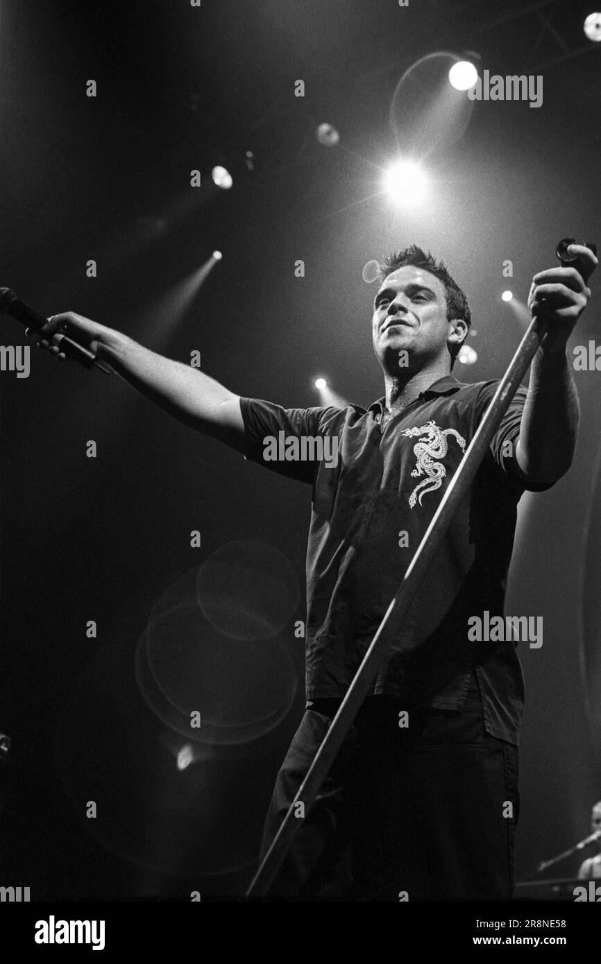 ROBBIE WILLIAMS, CARDIFF, 1999: Robbie Williams auf seiner One More for the Rogue Tour in der Cardiff International Arena CIA am 4. Februar 1999. Foto: Rob Watkins Stockfoto