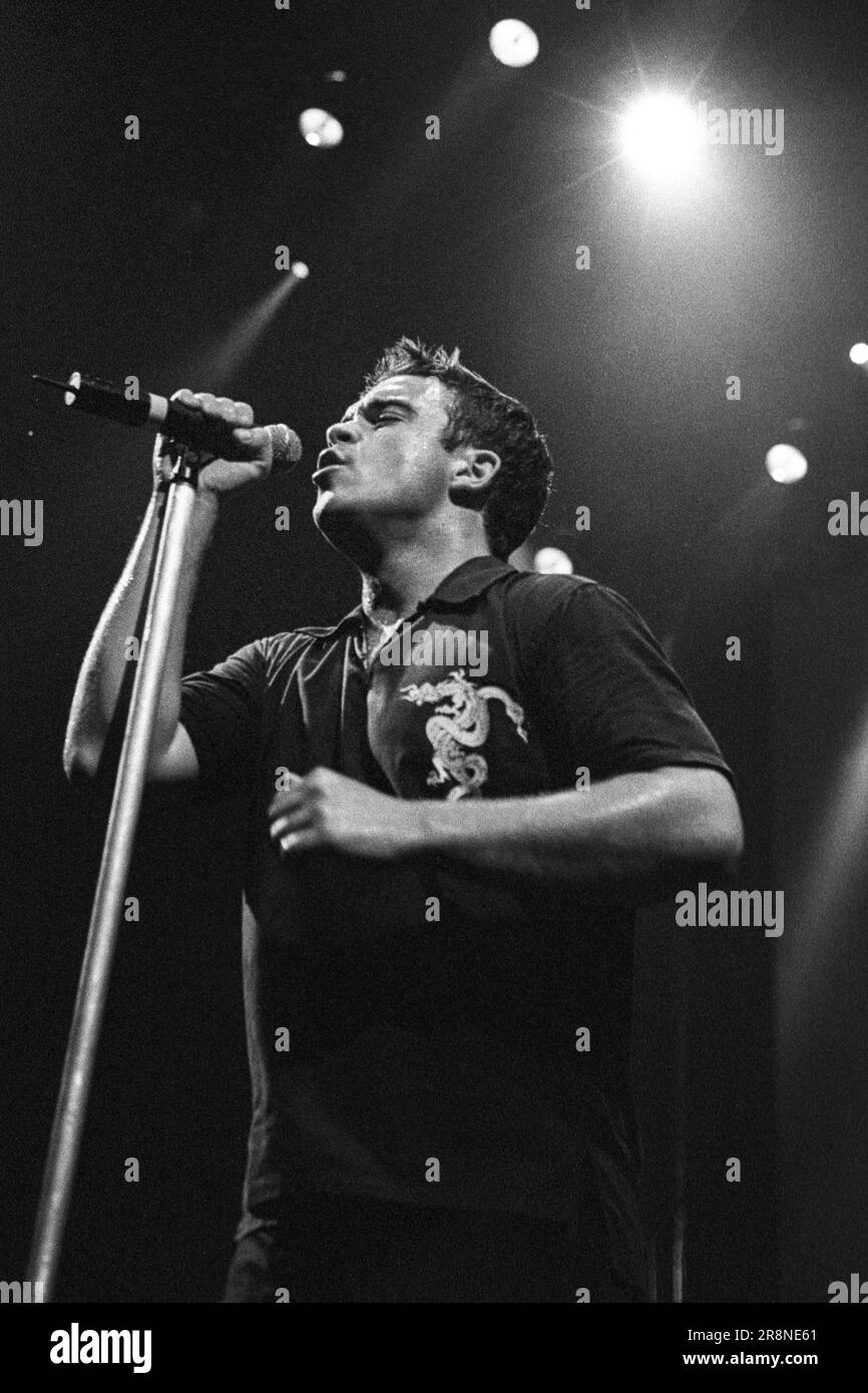 ROBBIE WILLIAMS, CARDIFF, 1999: Robbie Williams auf seiner One More for the Rogue Tour in der Cardiff International Arena CIA am 4. Februar 1999. Foto: Rob Watkins Stockfoto