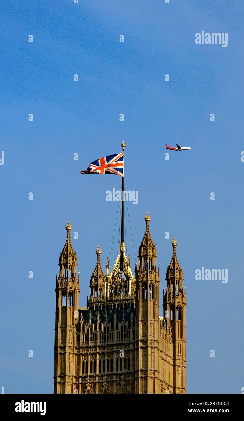 Ein Passagierflugzeug von Shenzhen Airlines ist abgebildet, wenn es über dem Victoria Tower des Palastes von Westminster fliegt. London 21. Juni 2023 Stockfoto