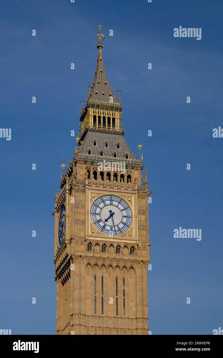 Der Palast des Elizabeth Tower von Westminster, allgemein bekannt als Big Ben, ist an einem Sommertag zu sehen. 21. Juni 2023 Stockfoto