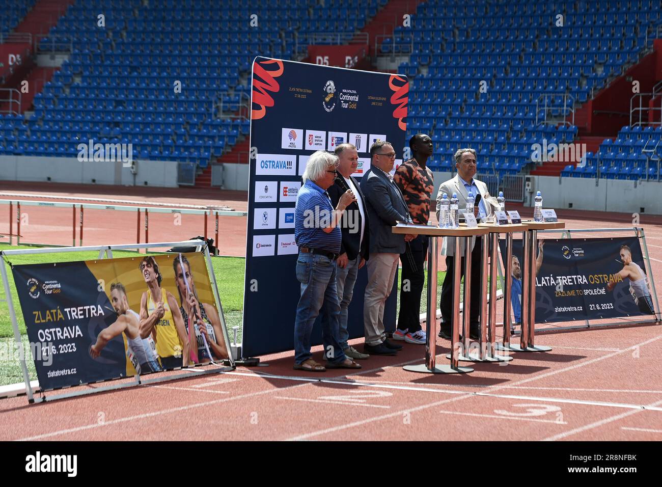 Speerwerfer Anderson Peters aus Grenada und Manager, Organisator, Moderator und Publizist Alfons Juck nehmen an der Pressekonferenz vor der jährlichen Leichtathletikveranstaltung Golden Spike Ostrava 63. Teil, die am 22. Juni 2023 im Rahmen der IAAF World Challenge Meetings in Ostrava, Tschechische Republik, stattfindet. Von links: Vorsitzender des Direktoriums der SSK Vitkovice Oldrich Zvolanek, Geschäftsführer der TK plus Agentur Petr Chytil, Bürgermeister von Ostrava Jan Dohnal, Javelin-Werfer Anderson Peters aus Grenada und Sportmanager, Organisator, Moderator und Publizist Alfons Juck. (CTK Photo/Jaroslav Ozana) Stockfoto