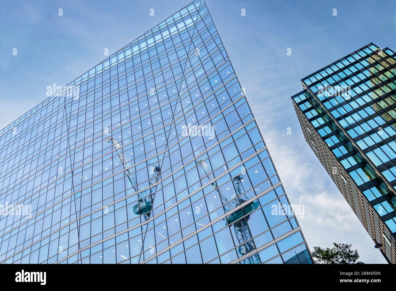 Reflexionen von Baukränen sind auf den kommerziellen Bürogebäuden mit Glasfront in der Victoria Street, Westminster, London 21-6-23, abgebildet Stockfoto