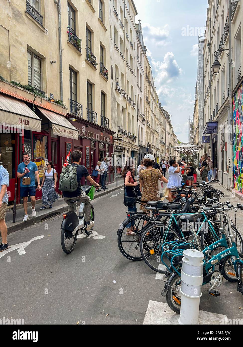 Paris, Frankreich, Menschenmenge, Straßenszene, Le Marais Straße, historisches Viertel, (RUe Charlot) Parken Touristen Bemerkenswerte Stätten Stockfoto