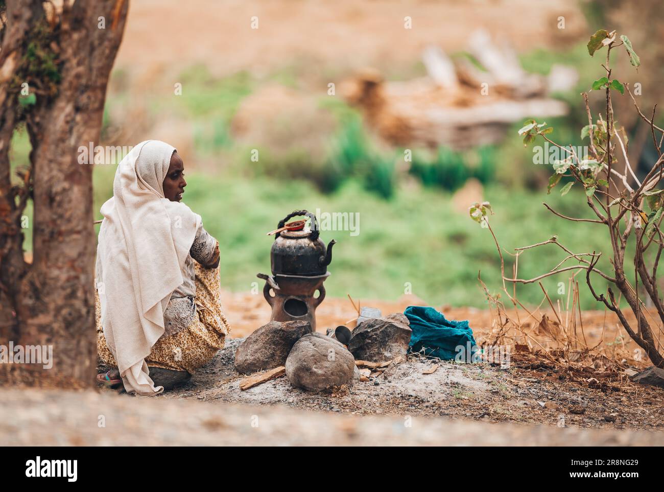 Amhara Region, Äthiopien - 22. April 2019: Äthiopische Frau bereitet traditionellen Kaffee zu, Bunna Café auf der Straße von Gondar, Amhara Region, et Stockfoto