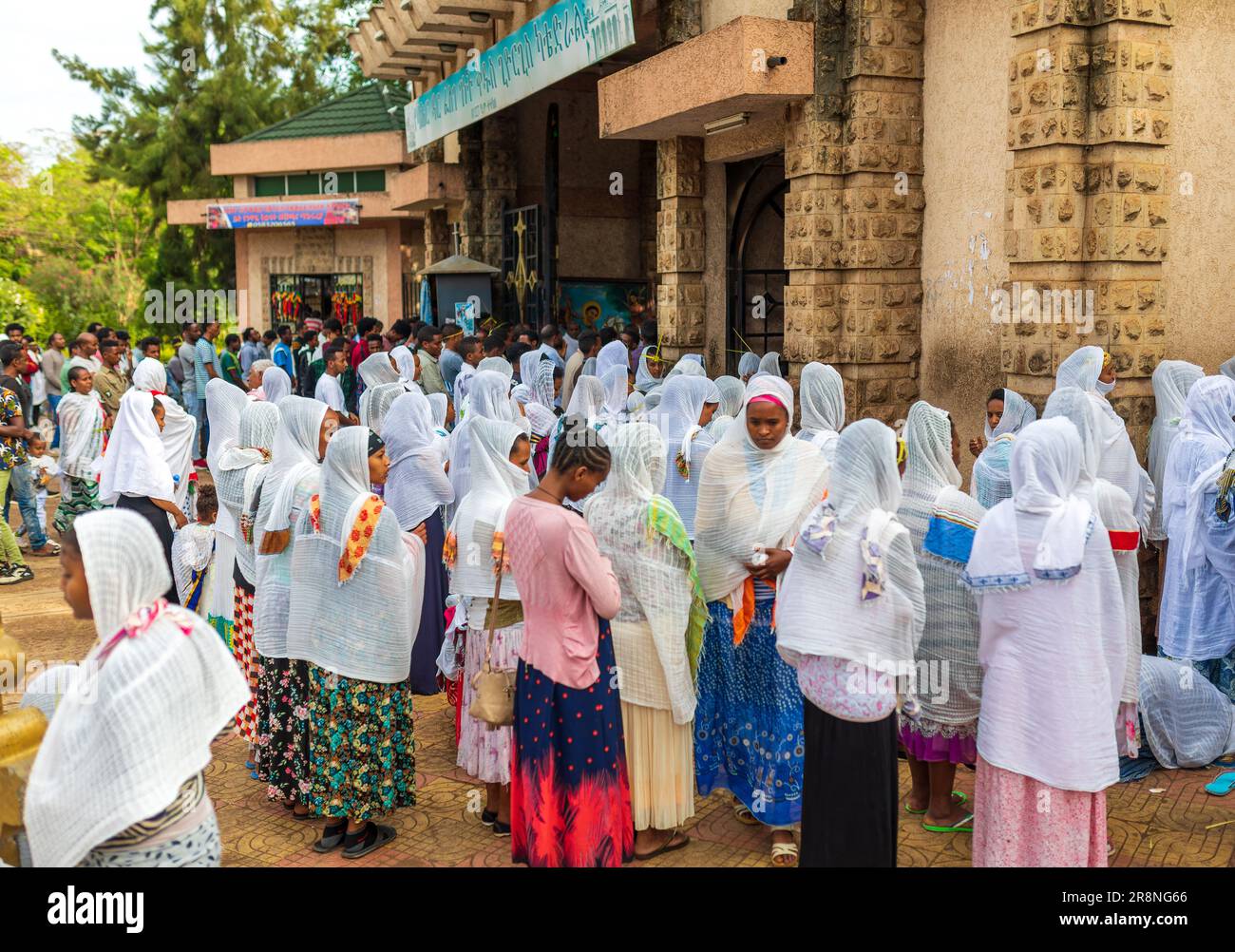 Bahir dar, Äthiopien - 21. April 2019: Ostern in Bahir dar feiern Menschen die Straßen, Frauen mit weißen Schals, die die Tradition widerspiegeln Stockfoto