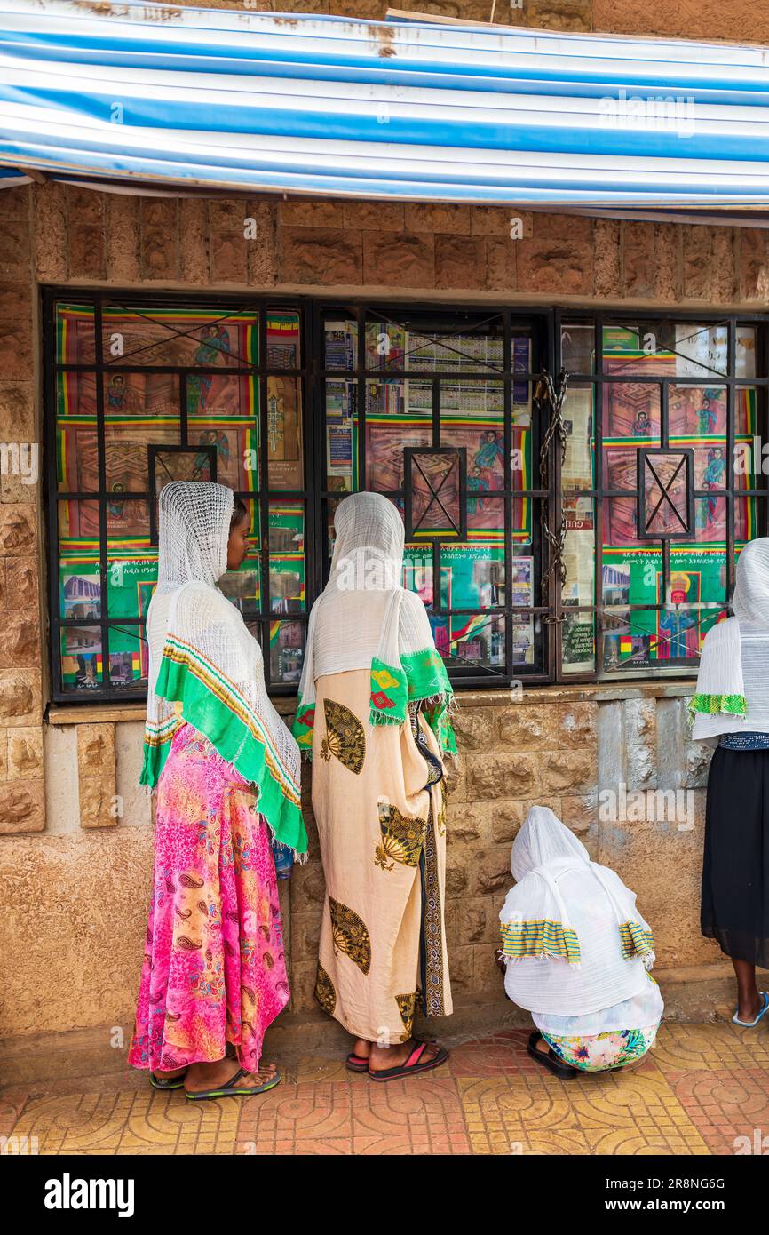 Bahir dar, Äthiopien - 21. April 2019: Ostern in Bahir dar feiern Menschen die Straßen, Frauen mit weißen Schals, die die Tradition widerspiegeln Stockfoto