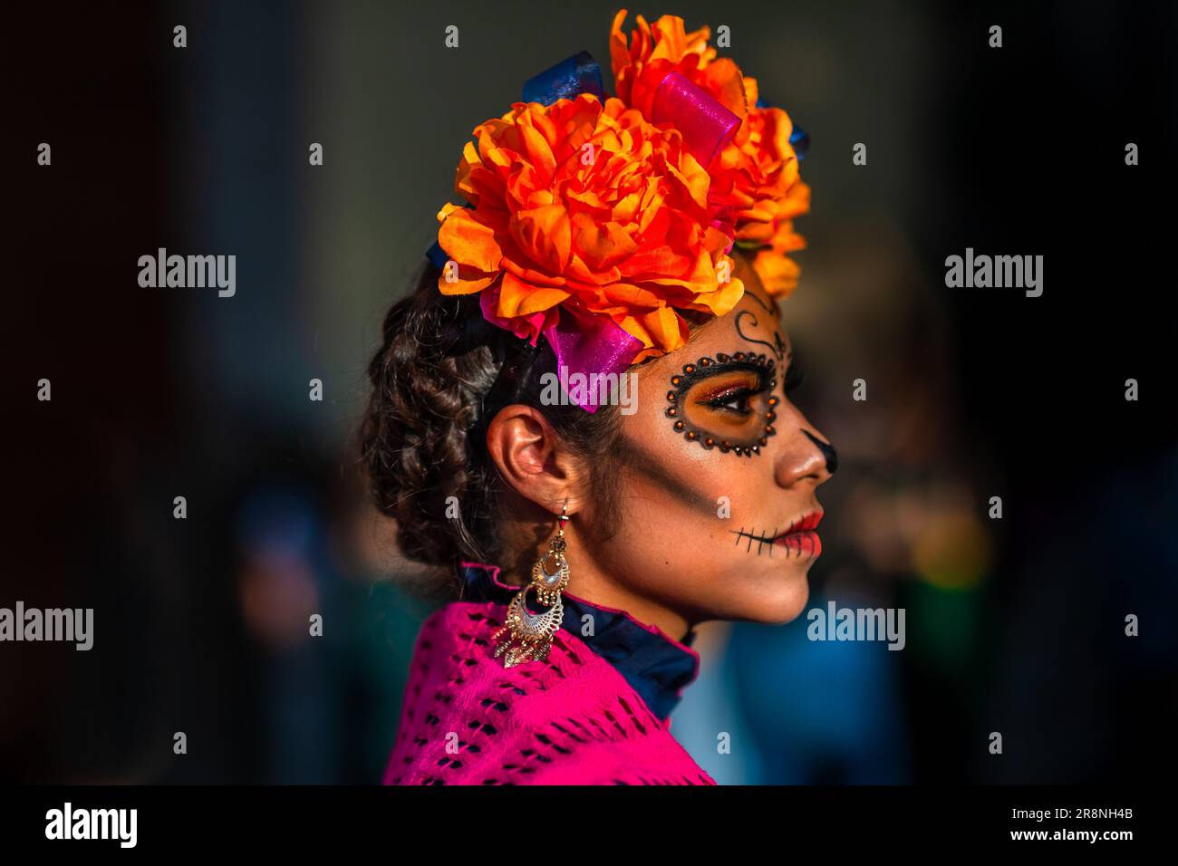Eine junge Mexikanerin, verkleidet als La Catrina, nimmt an den Feierlichkeiten zum Tag der Toten in Morelia, Mexiko, Teil. Stockfoto