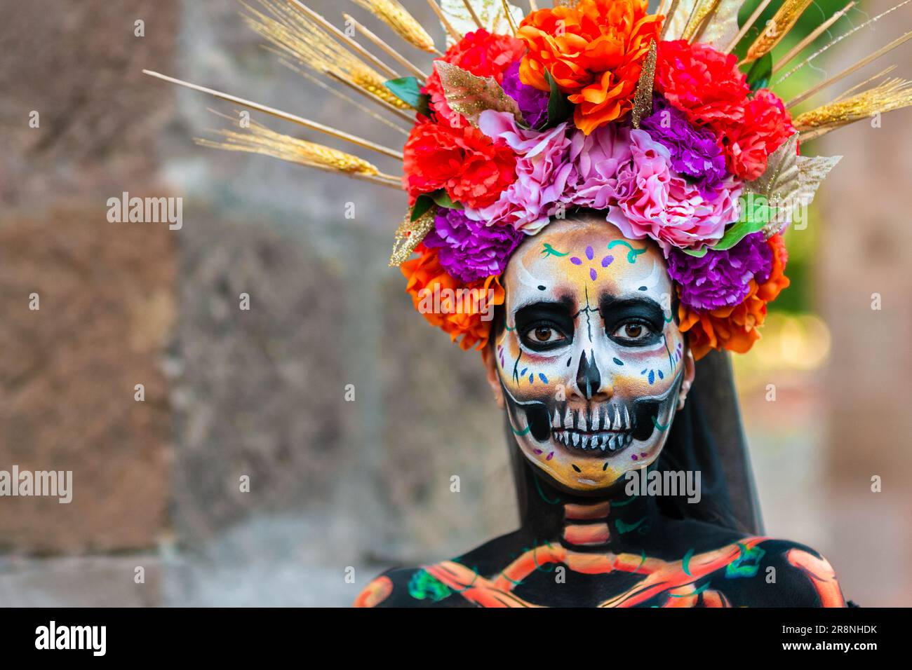 Eine junge Mexikanerin, verkleidet als La Catrina, nimmt an den Feierlichkeiten zum Todestag in Morelia, Mexiko, Teil. Stockfoto