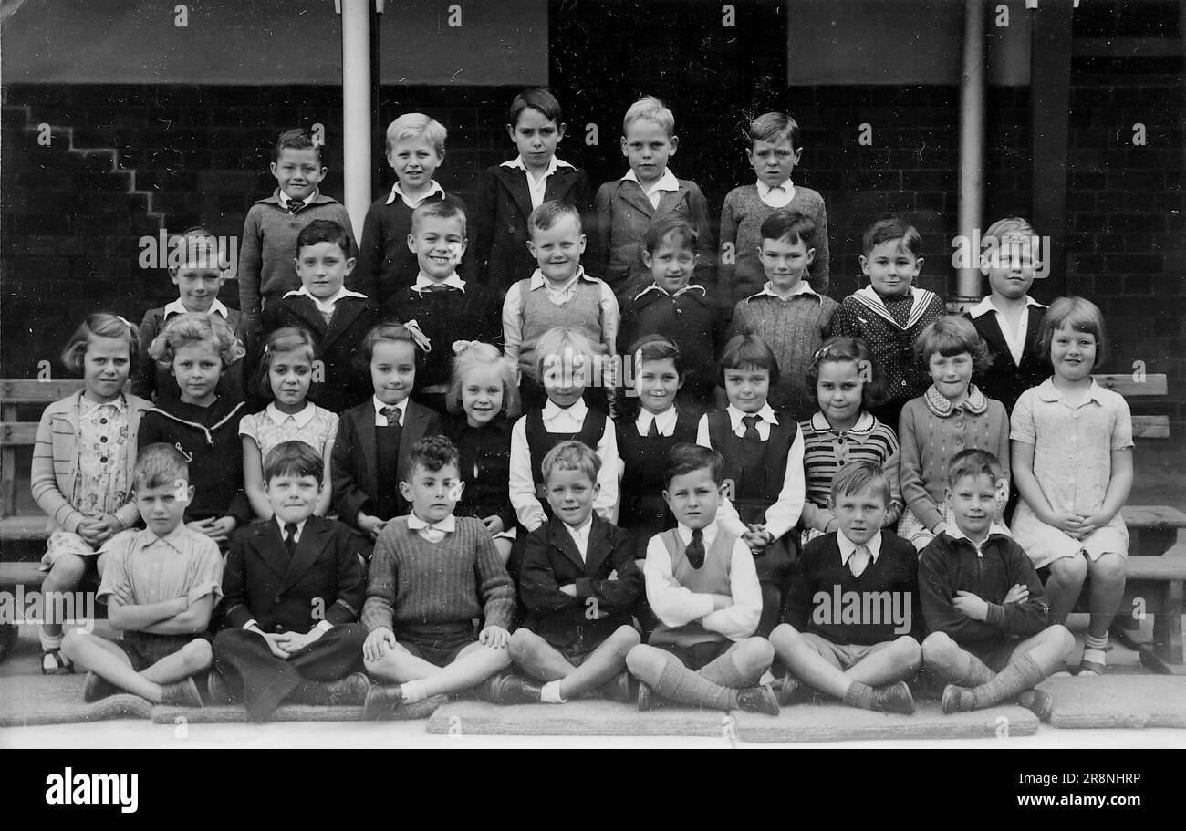 Klasse 1A, Addington School, Durban, Südafrika. Ein Klassenfoto von Jungen und Mädchen, September 1943. Aus einer Sammlung von persönlichen Fotos, von denen viele nicht detailliert kommentiert wurden. Die unbenannte Familie stammt aus Witley, einem kleinen Dorf in Waverley und in der Nähe von Godalming in Surrey, England. Stockfoto