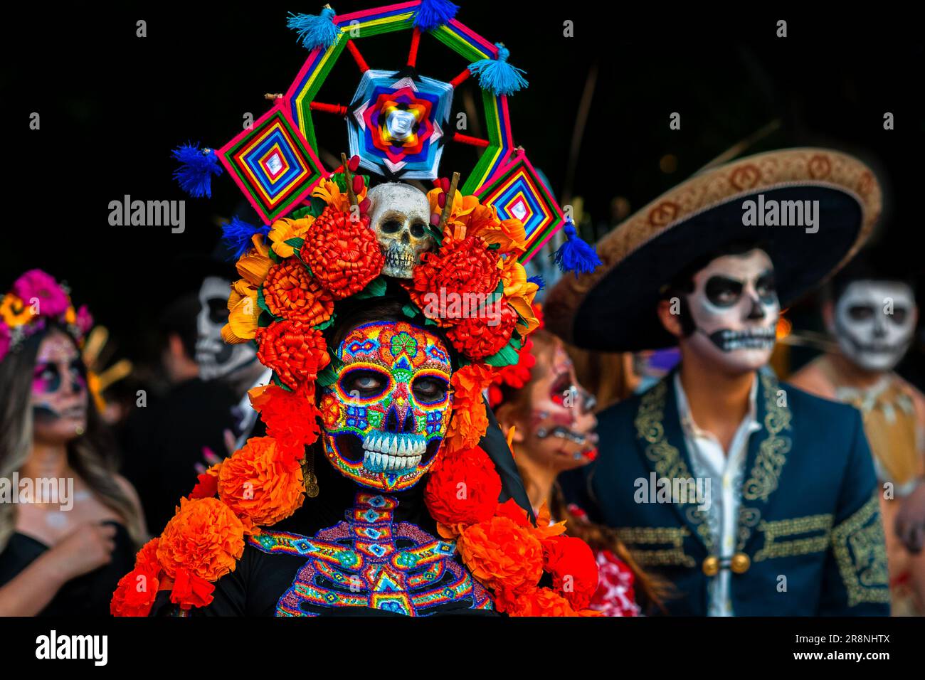 Eine Mexikanerin, die als La Catrina verkleidet ist und Huichol Perlenmaske und -Kleid trägt, nimmt an den Feierlichkeiten zum Todestag in Morelia, Mexiko, Teil. Stockfoto