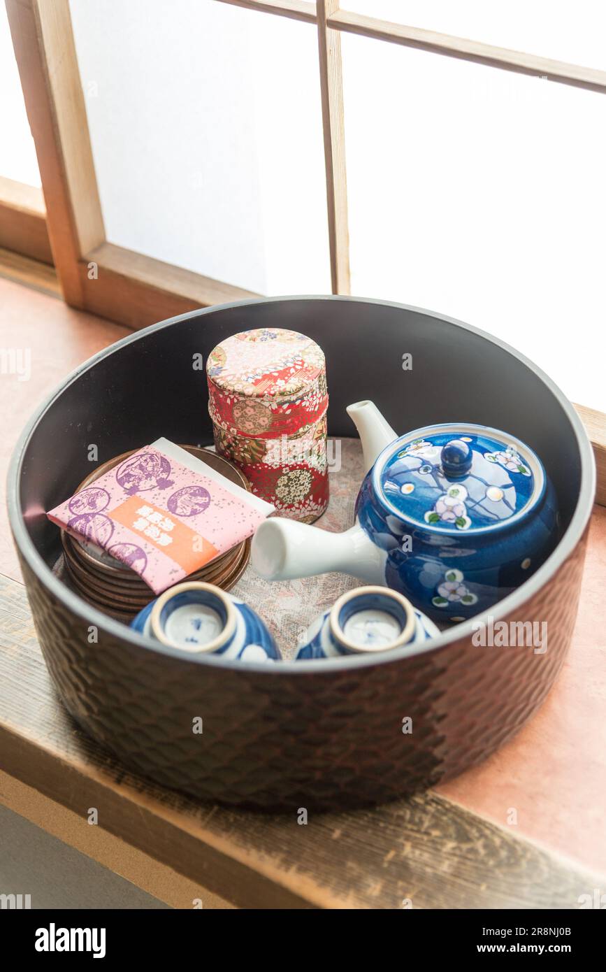Teekanne und Tee im traditionellen japanischen Ryokan Stockfoto