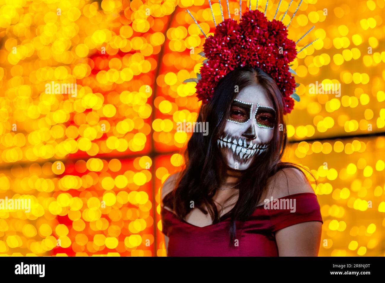 Eine junge Mexikanerin, verkleidet als La Catrina, nimmt an den Feierlichkeiten zum Todestag in Morelia, Mexiko, Teil. Stockfoto