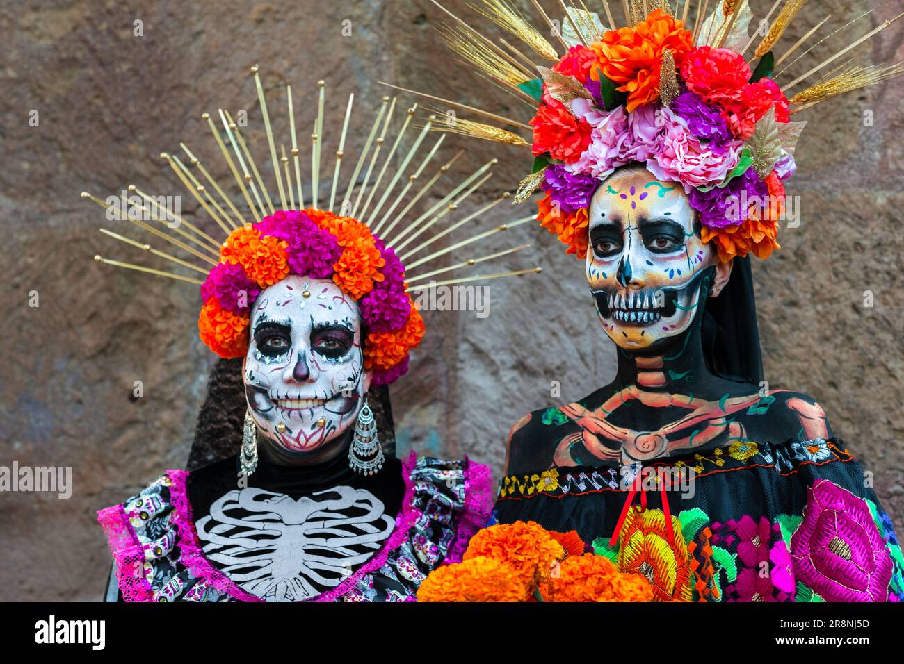 Junge mexikanische Frauen, die als La Catrina verkleidet sind, nehmen an den Feierlichkeiten zum Todestag in Morelia, Mexiko, Teil. Stockfoto