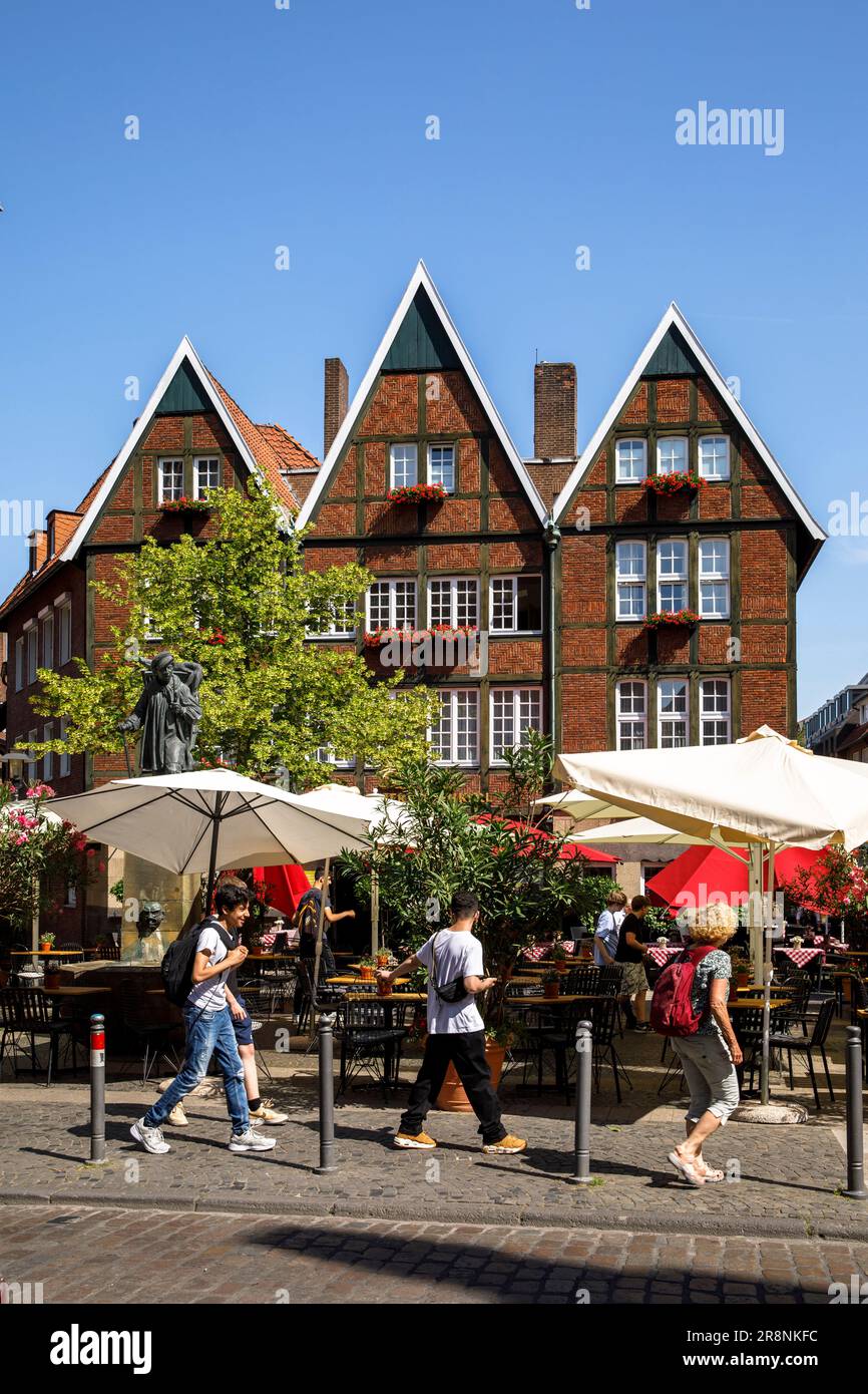 Häuser am Spiekerhof-Platz, Kiepenkerl-Statue, Münster, Nordrhein-Westfalen, Deutschland. Haeuser am Spiekerhof, Kiepenkerl Denkmal, Münster, Nordrh Stockfoto