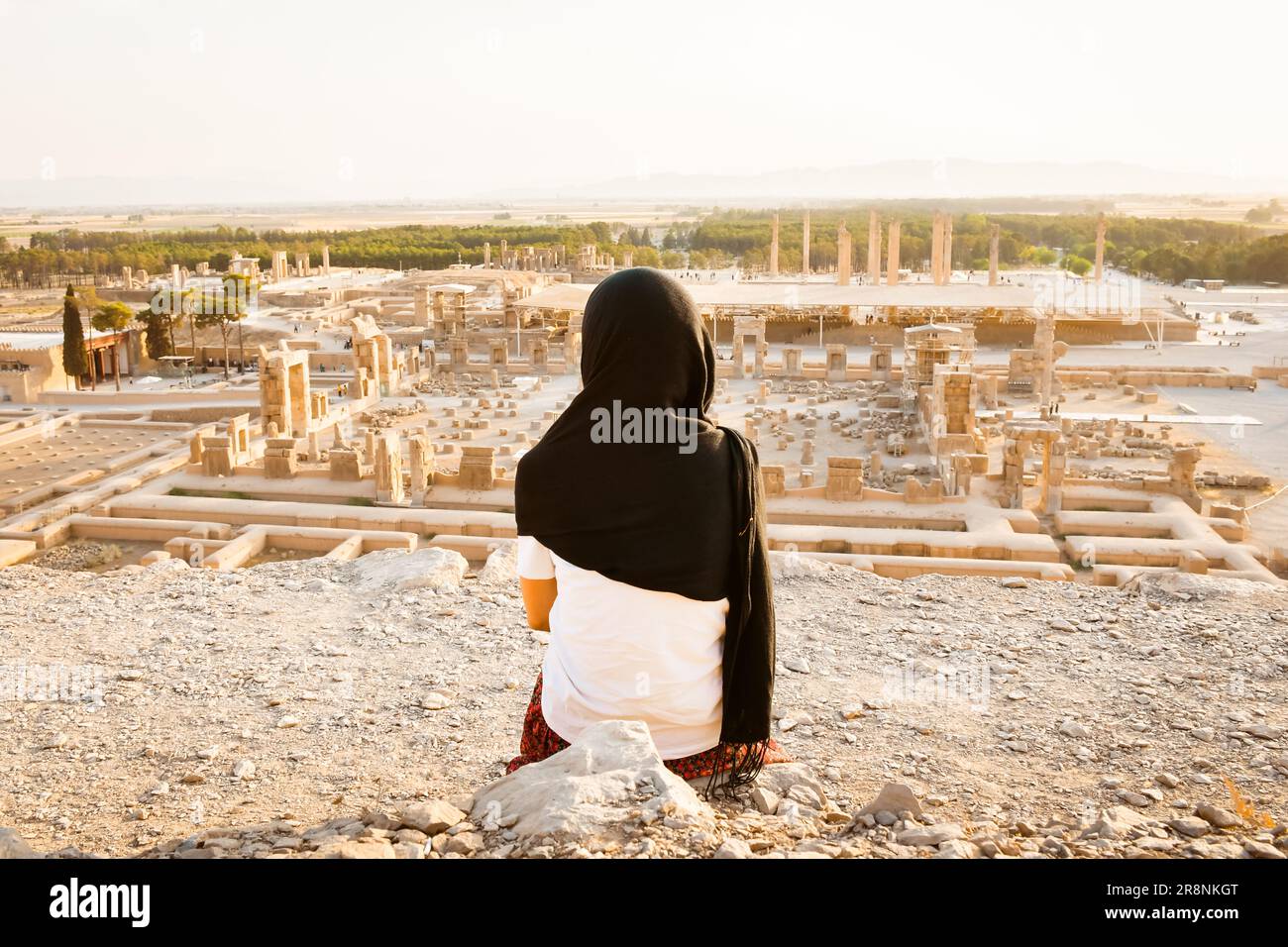 Touristenfrau besuchen berühmtes Ziel Setzen Sie sich auf den Aussichtspunkt über Persepolis. Erkunden Sie die berühmte historische persische Stadt Persepolis in Shiraz, Iran Stockfoto