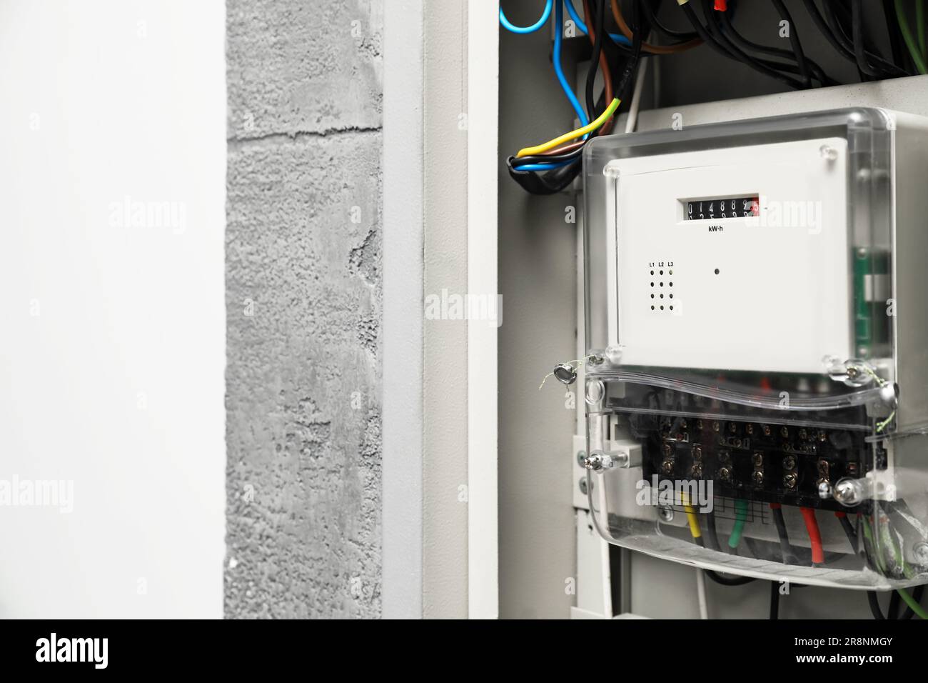 Stromzähler und Kabel im Sicherungskasten, Platz für Text Stockfotografie -  Alamy