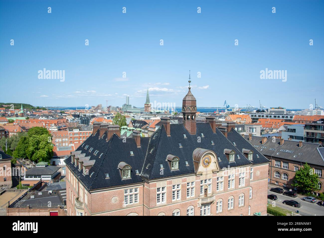 Stadtbild von Aarhus in Dänemark im Sommer 2023 - die Stadt von oben gesehen Stockfoto