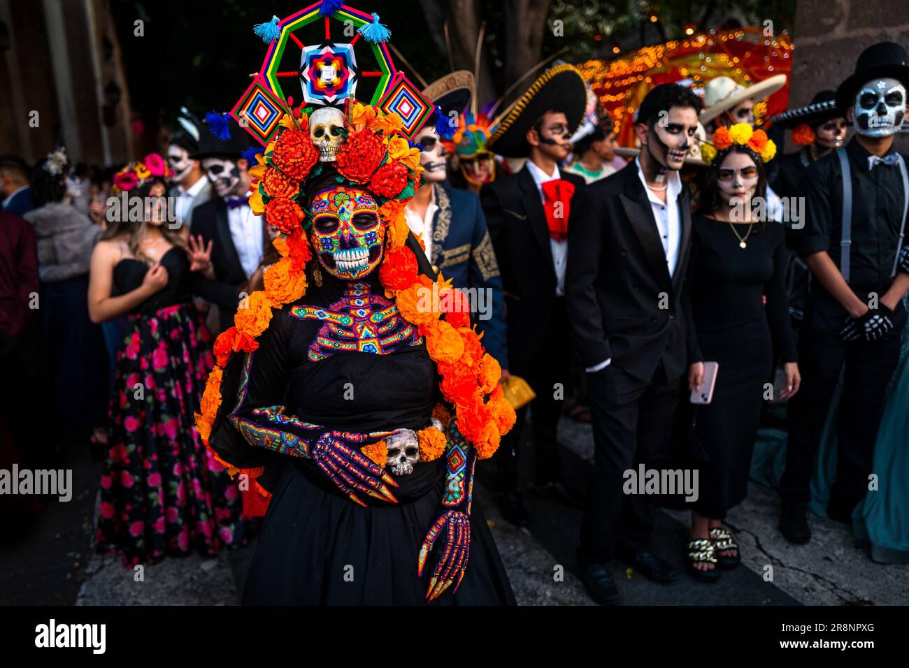 Eine Mexikanerin, die als La Catrina verkleidet ist und Huichol Perlenmaske und -Kleid trägt, nimmt an den Feierlichkeiten zum Todestag in Morelia, Mexiko, Teil. Stockfoto