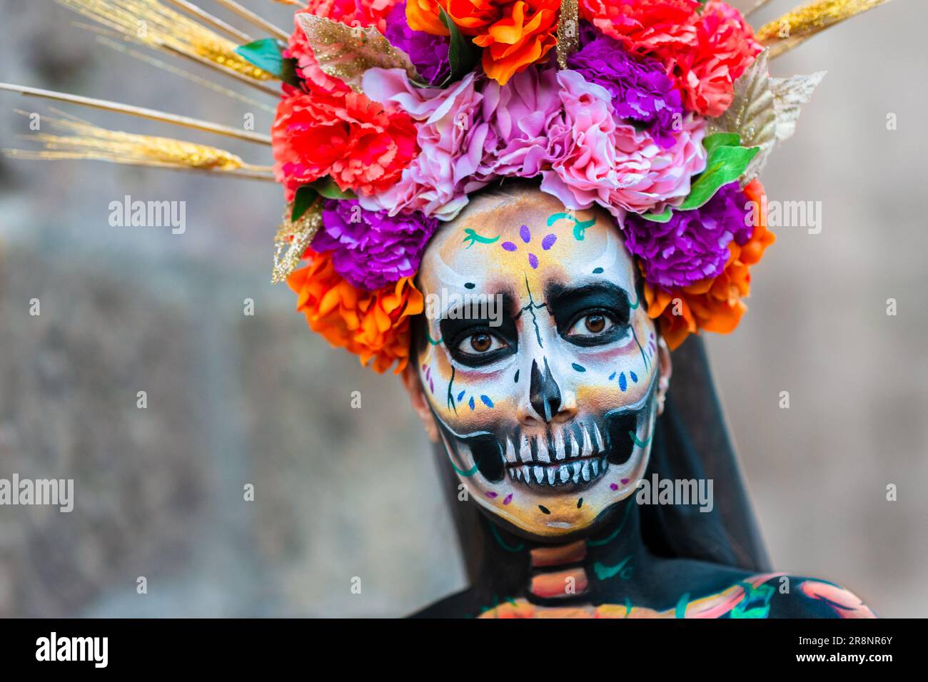 Eine junge Mexikanerin, verkleidet als La Catrina, nimmt an den Feierlichkeiten zum Tag der Toten in Morelia, Mexiko, Teil. Stockfoto