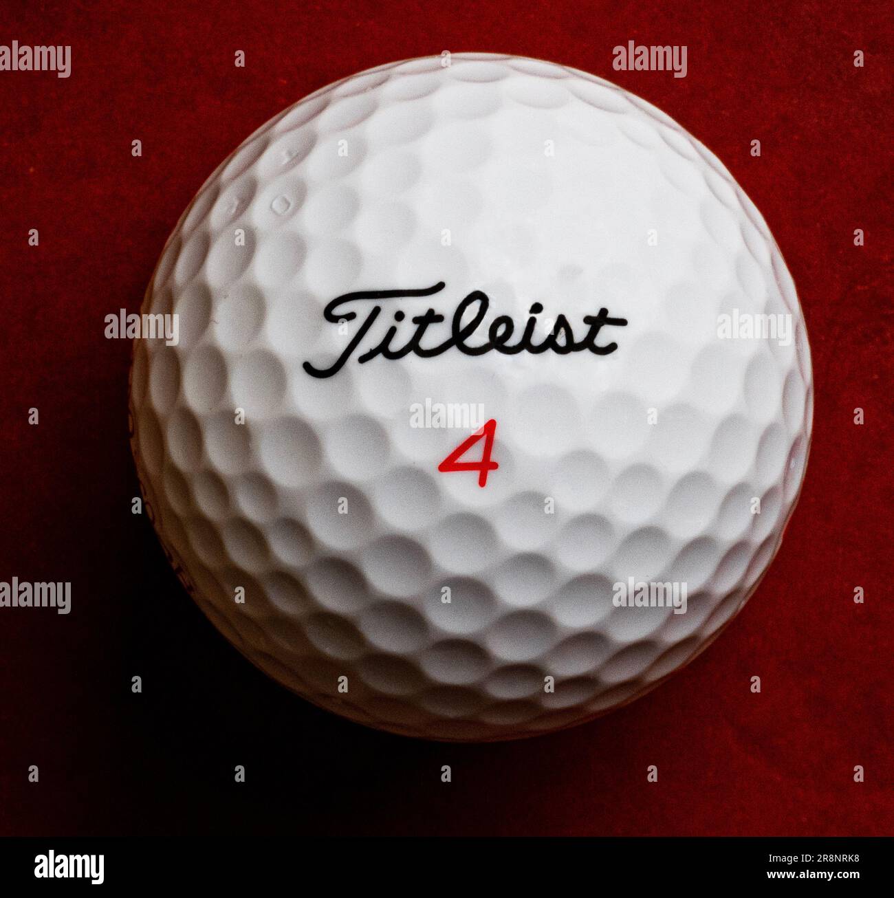 Titleist-Golfball, der auf dem schlichten Hintergrund als Nummer 4 gekennzeichnet ist, gehört Acushnet und hat seinen Sitz in Massachusetts, USA Stockfoto