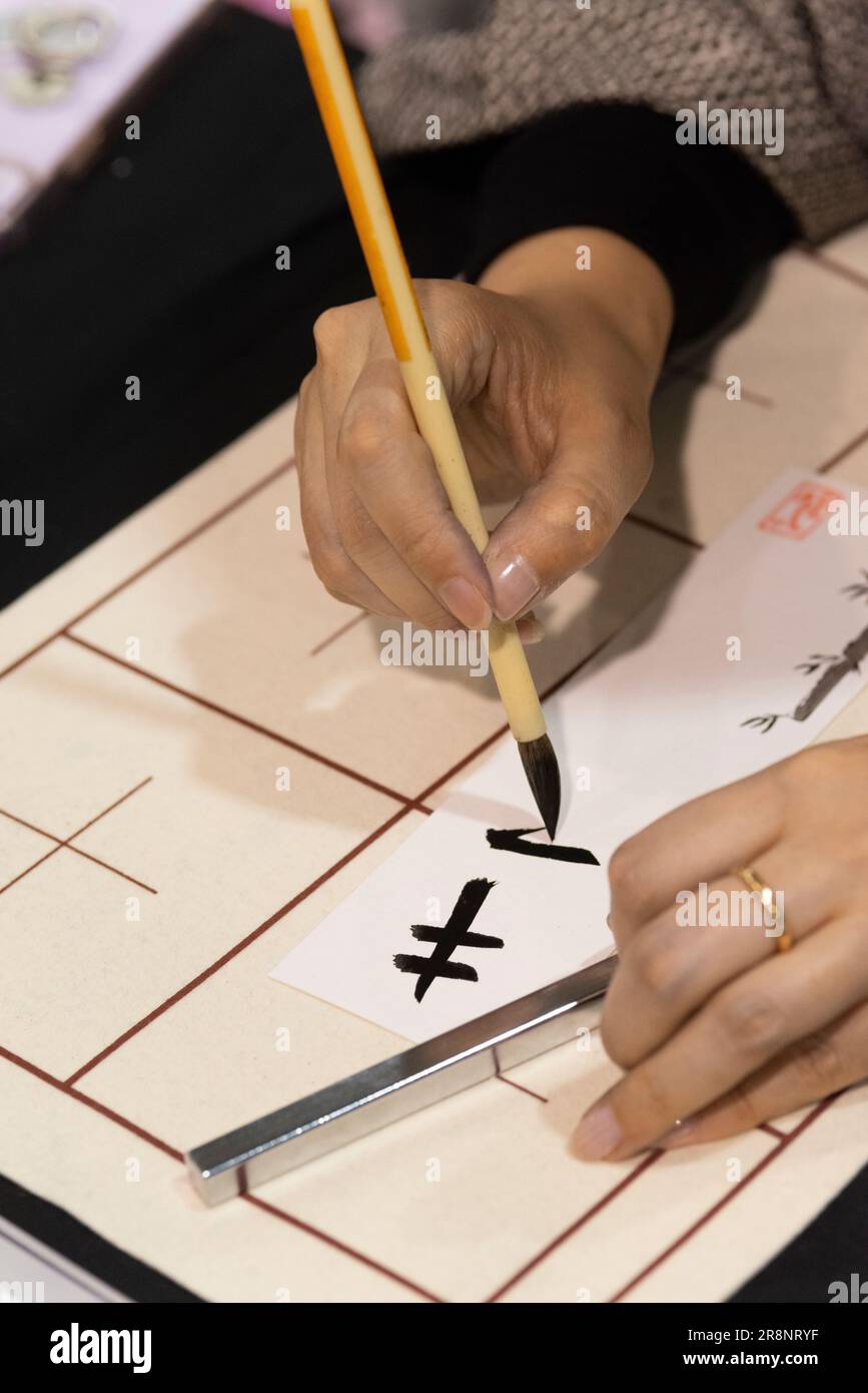 Frau Schreibt Japanische Figuren Stockfoto