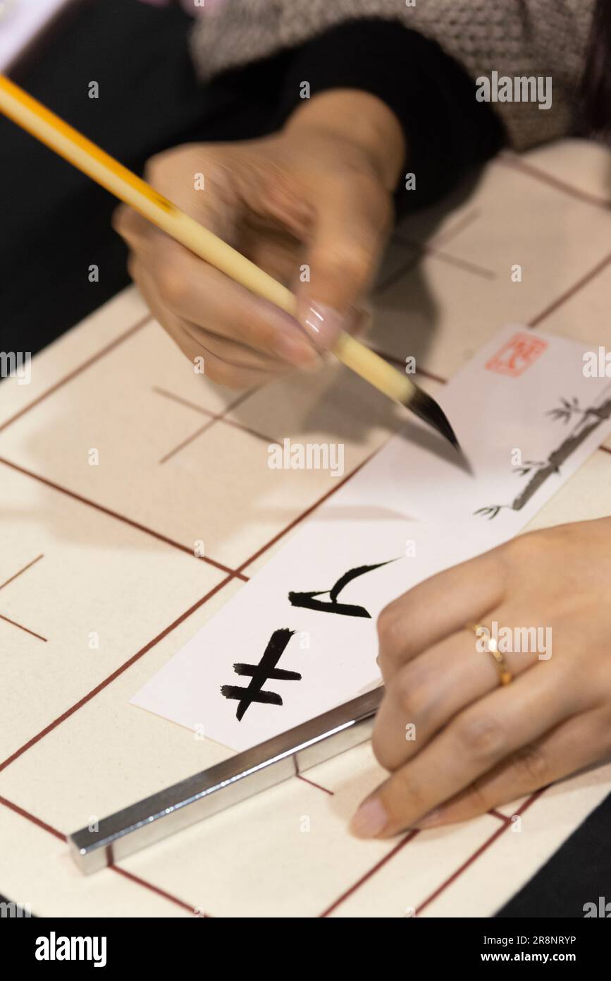 Frau Schreibt Japanische Figuren Stockfoto