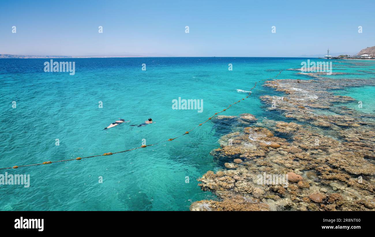 Unterwasserkorallen am leeren Strand im beliebten Resort Eilat am Roten Meer in Israel. Stockfoto