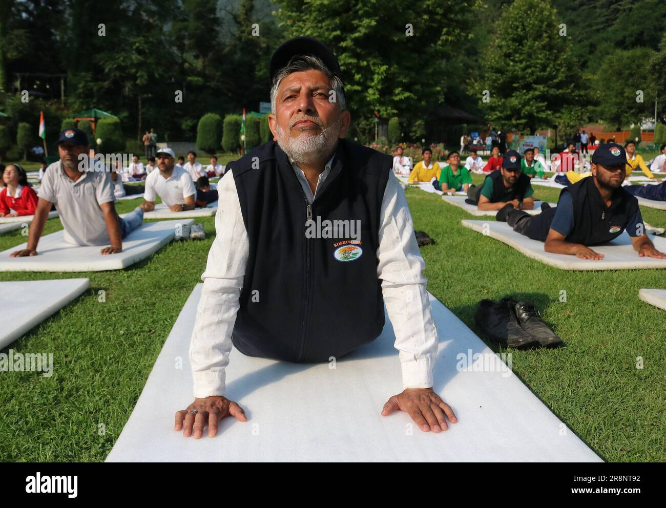 Juni 21,2023, Srinagar Kaschmir, Indien: Zum Internationalen Yoga-Tag in Srinagar führen die Menschen Yoga auf. Im Dezember 2014 erklärten die Vereinten Nationen den 21. Juni zum Internationalen Tag von Yoga, nachdem sie eine vom indischen Premierminister Narendra Modi vorgeschlagene Resolution verabschiedet hatten. Am 21,2023. Juni in Srinagar Kaschmir, Indien. (Foto: Firdous Nazir/Eyepix Group/Sipa USA) Stockfoto