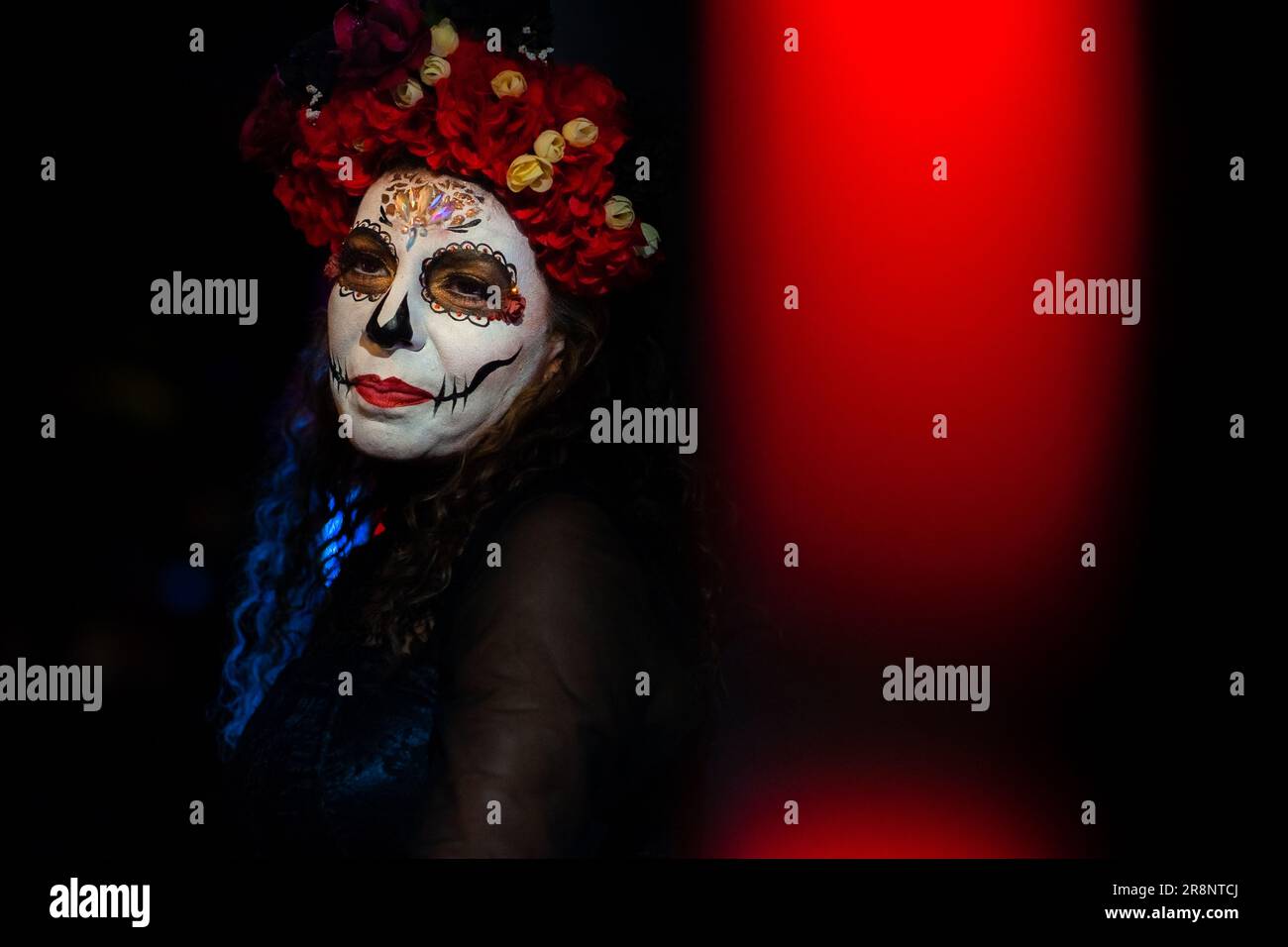 Eine Mexikanerin, gekleidet als La Catrina, nimmt an den Feierlichkeiten zum Tag der Toten in Tlaquepaque, Mexiko, Teil. Stockfoto