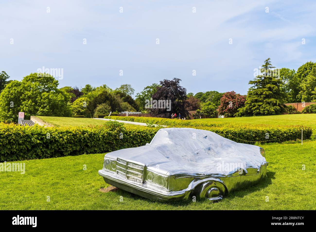 Die deutsche Couch, 2021, Installation im Yorkshire Skulpturenpark, Teil der Ausstellung Trap of the Truth des österreichischen Bildhauers Erwin Wurm. Stockfoto