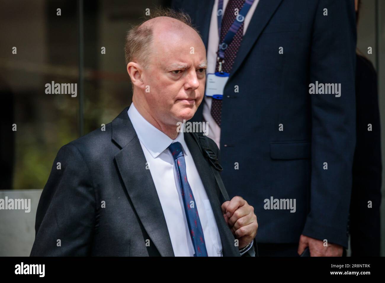 London, Großbritannien. 22. Juni 2023 Chief Medical Officer, Chris Whitty, verlässt das Covid-19 Inquiry Hearing Centre in West London, nachdem er bei der öffentlichen Anhörung Aussagen über den Umgang Großbritanniens mit der Pandemie gemacht hatte. Foto: Amanda Rose/Alamy Live News Stockfoto