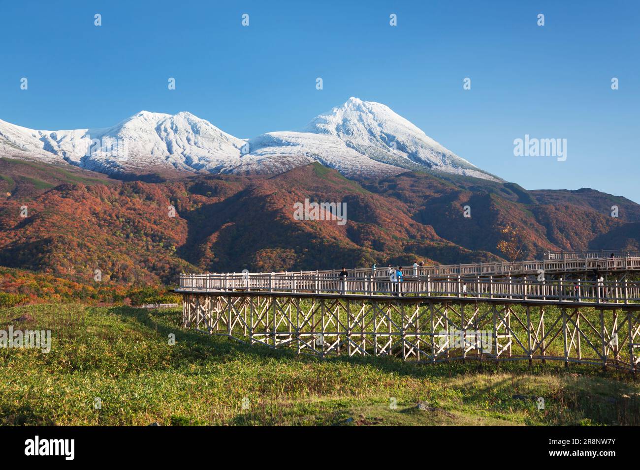 Shiretoko Five Lakes – erhöhter Fußweg und Shiretoko Gebirgskette Stockfoto