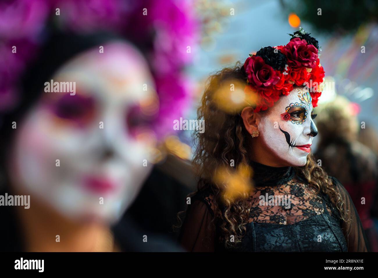 Eine Mexikanerin, gekleidet als La Catrina, nimmt an den Feierlichkeiten zum Tag der Toten in Tlaquepaque, Jalisco, Mexiko Teil. Stockfoto