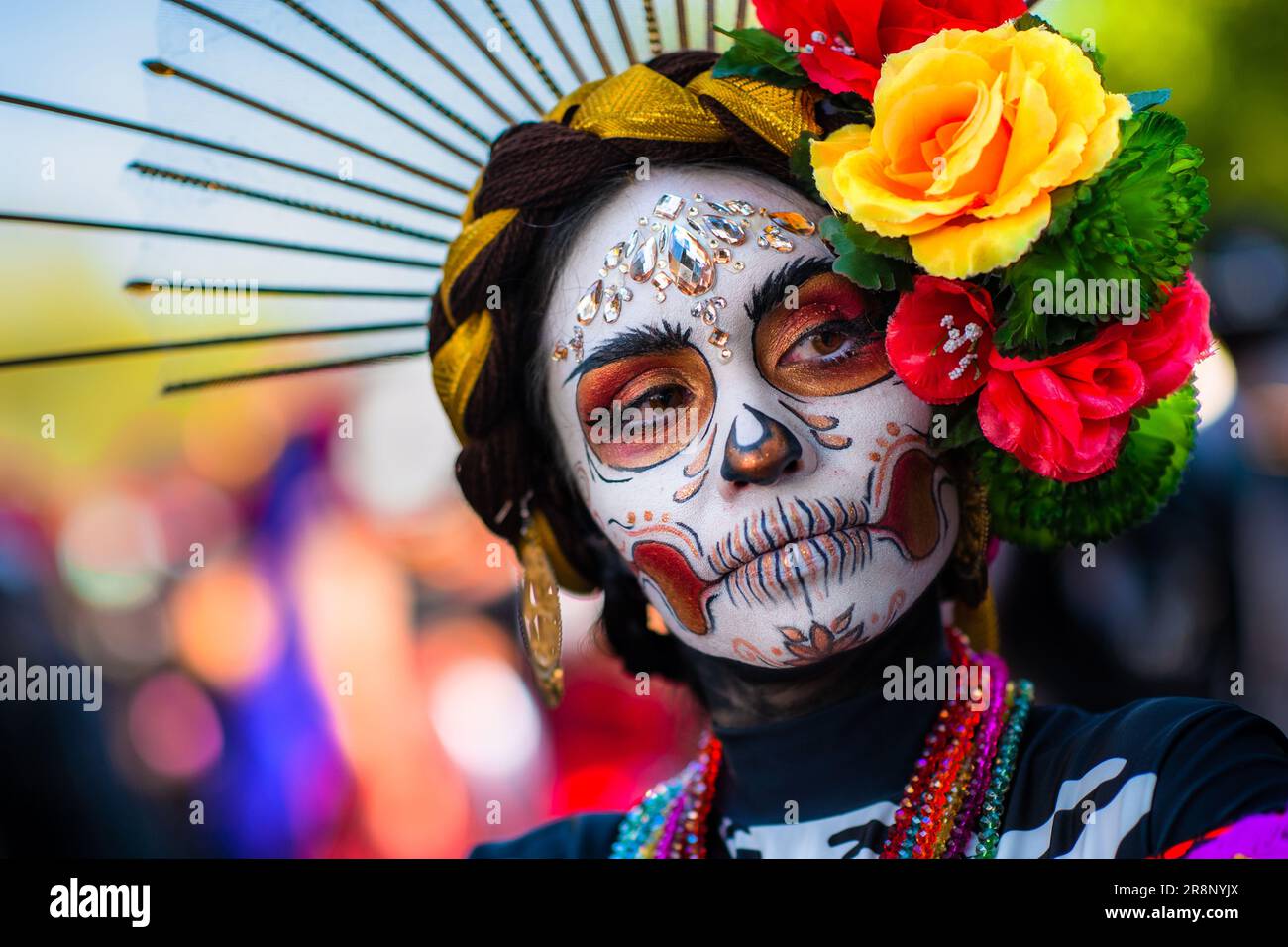 Eine junge Mexikanerin, verkleidet als La Catrina, nimmt an den Feierlichkeiten zum Tag der Toten in Guadalajara, Mexiko, Teil. Stockfoto