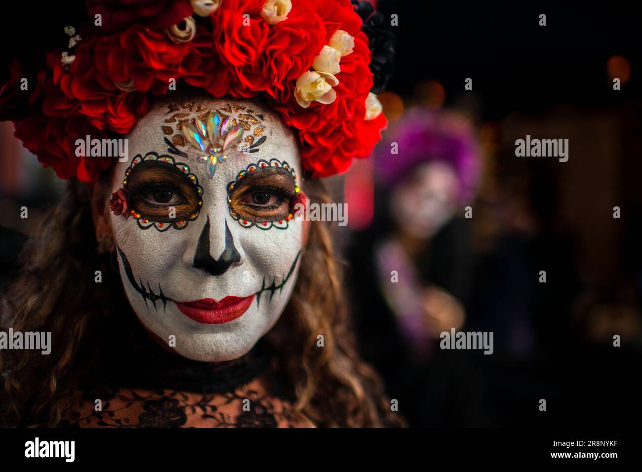 Eine Mexikanerin, gekleidet als La Catrina, nimmt an den Feierlichkeiten zum Tag der Toten in Tlaquepaque, Mexiko, Teil. Stockfoto