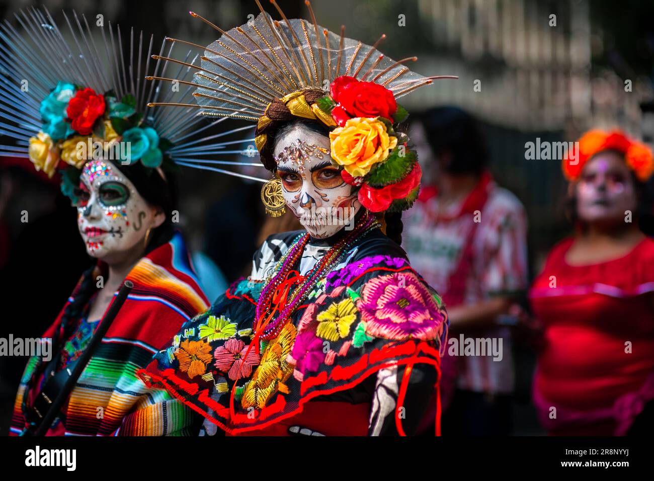 Junge mexikanische Frauen, gekleidet als La Catrina, nehmen an den Feierlichkeiten zum Tag der Toten in Guadalajara, Mexiko, Teil. Stockfoto