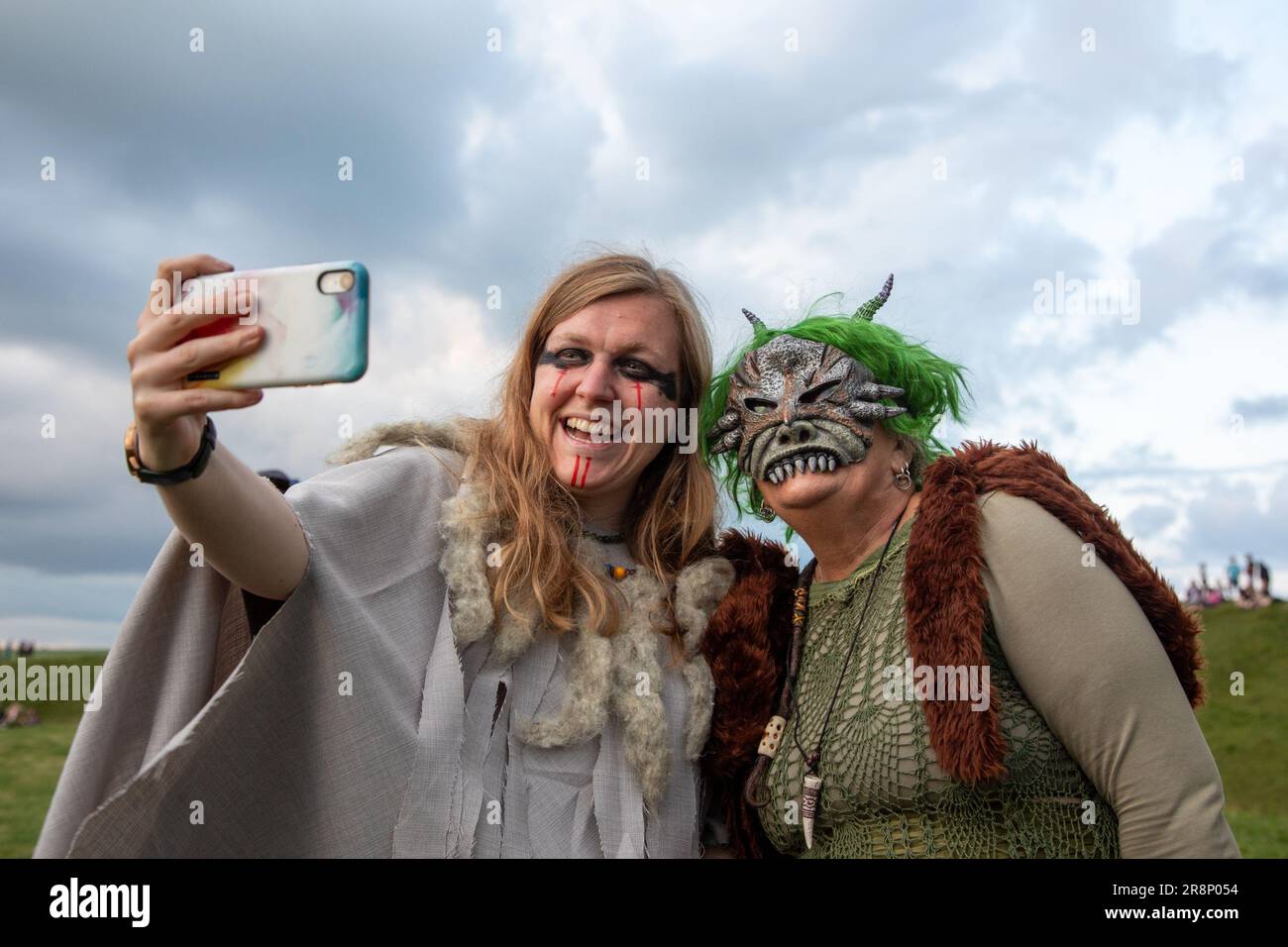 Avebury, Großbritannien. 20. Juni 2023 Selfie-Zeit in Avebury, wo Feste und Gläubige sich versammelt haben, um die Sommersonnenwende zu feiern. Stockfoto