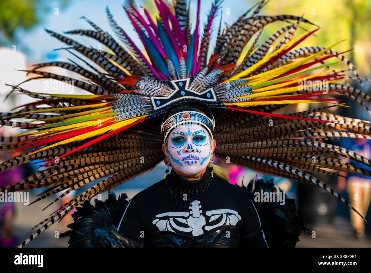 Eine junge Mexikanerin mit Azteken-Federkopfschmuck nimmt an den Feierlichkeiten zum Todestag in Guadalajara, Jalisco, Mexiko Teil. Stockfoto