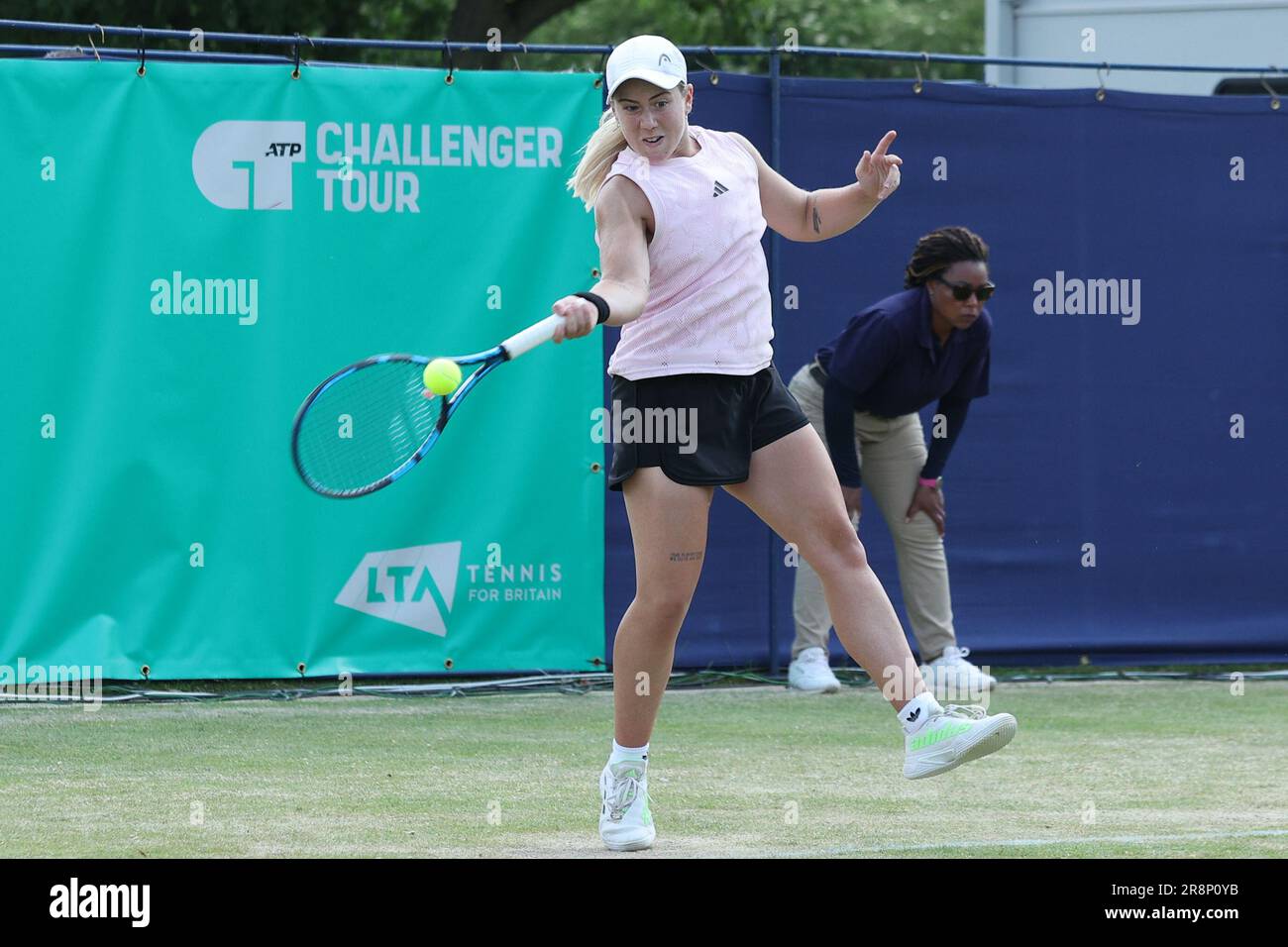 Ilkley Lawn Tennis & Squash Club, Stourton Road, Ilkley, West Yorkshire, 22. Juni 2023. Sonay Kartal von Großbritannien während der ITF World Tennis Tour W100 Ilkley Match gegen Aliona Bolsova von Spanien Credit: Touchlinepics/Alamy Live News Stockfoto