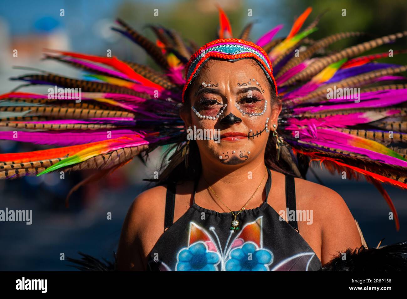 Eine junge Mexikanerin mit Azteken-Federkopfschmuck nimmt an den Feierlichkeiten zum Todestag in Guadalajara, Jalisco, Mexiko Teil. Stockfoto