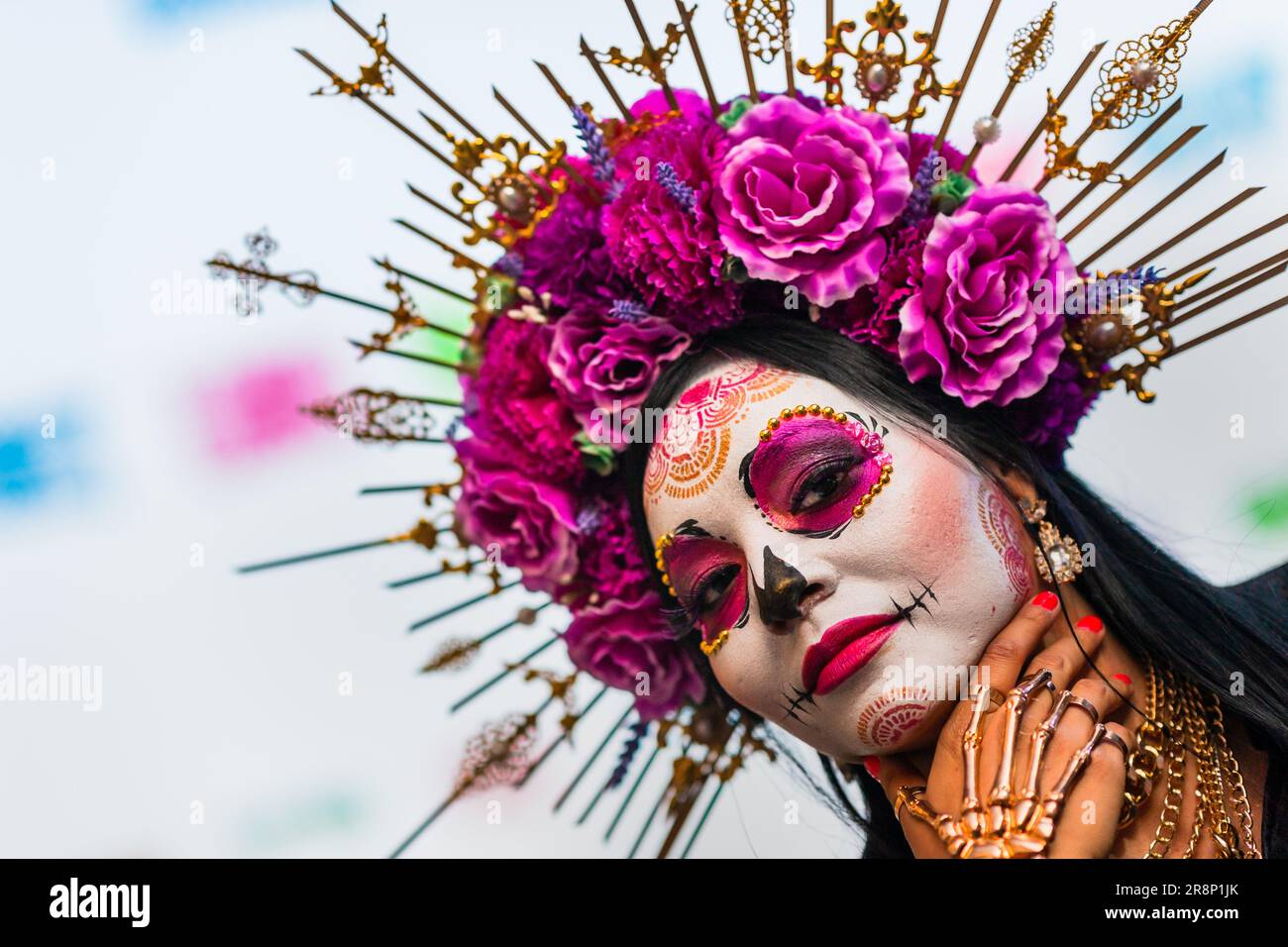 Eine junge Mexikanerin, verkleidet als La Catrina, nimmt an den Feierlichkeiten zum Tag der Toten in Tlaquepaque, Mexiko, Teil. Stockfoto