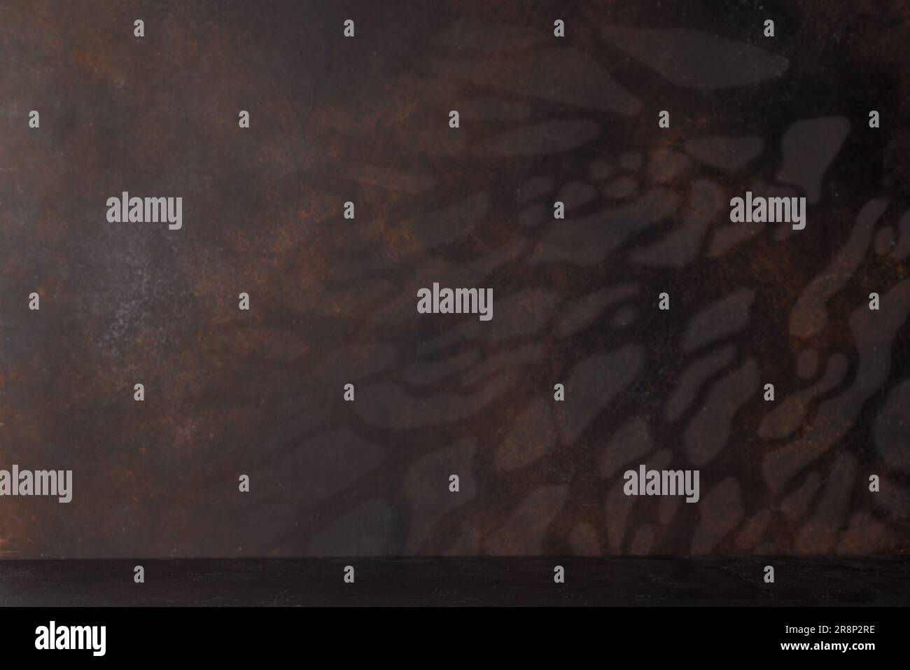 Ein optisch ansprechender Hintergrund mit weichen Schatten und reichlich Platz für Kopien, das perfekte Podium für die Präsentation Ihres Produkts Stockfoto